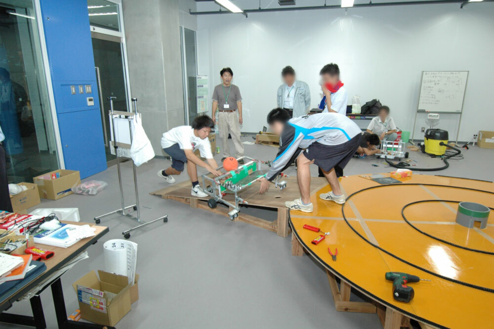 教室いっぱいに、制作した道具を広げ、ロボットの動きを確認している様子